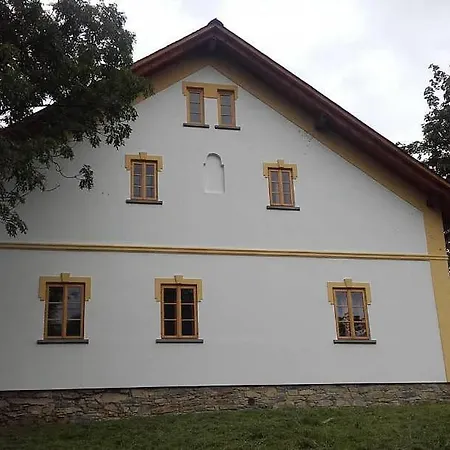 Nyaraló Chalupa U Stoleté Lípy šléglov